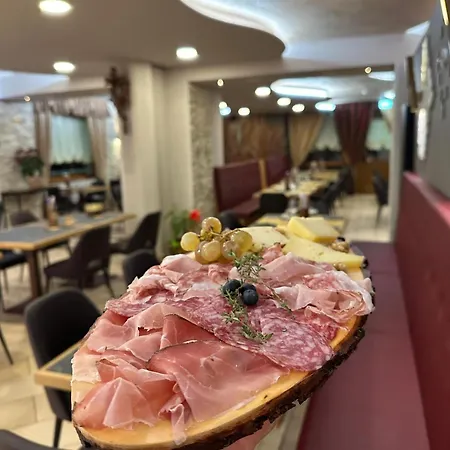 Edelweiss Con Ristorante Note Di Gusto فندق